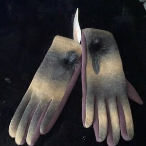 Chic Two-Tone Women's Gloves with Floral Accent